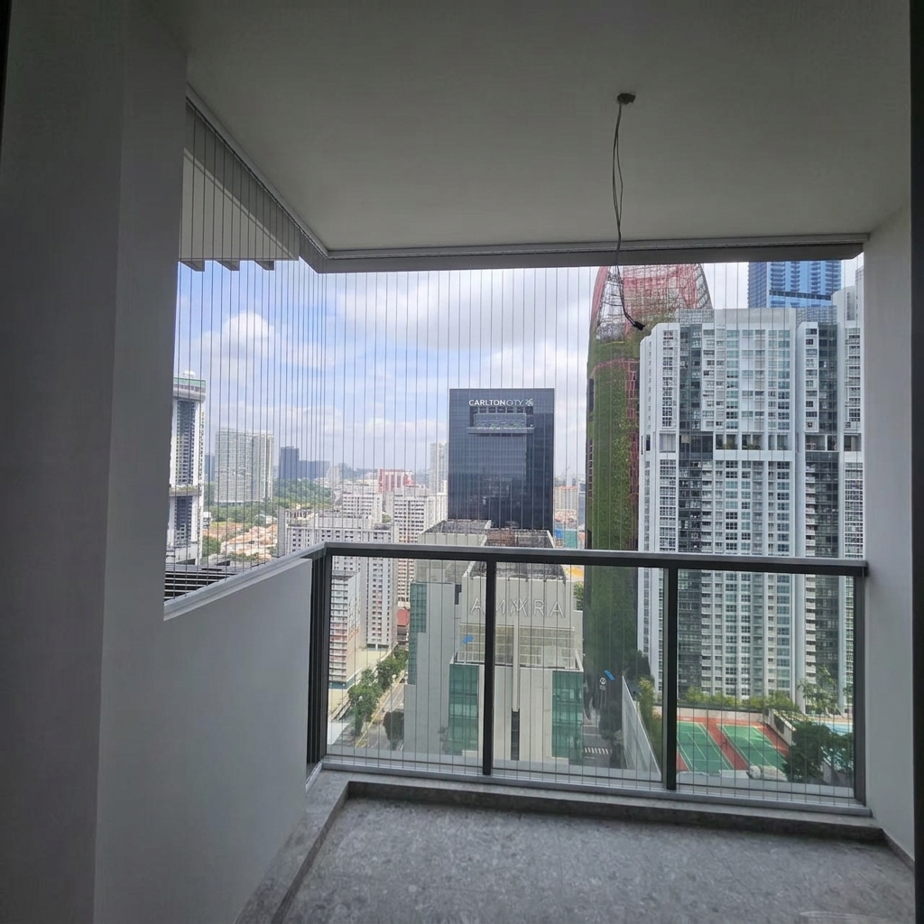Balcony with a vertical invisible grille